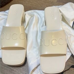 GUCCI  WOMEN'S RUBBER SLIDE SANDAL.